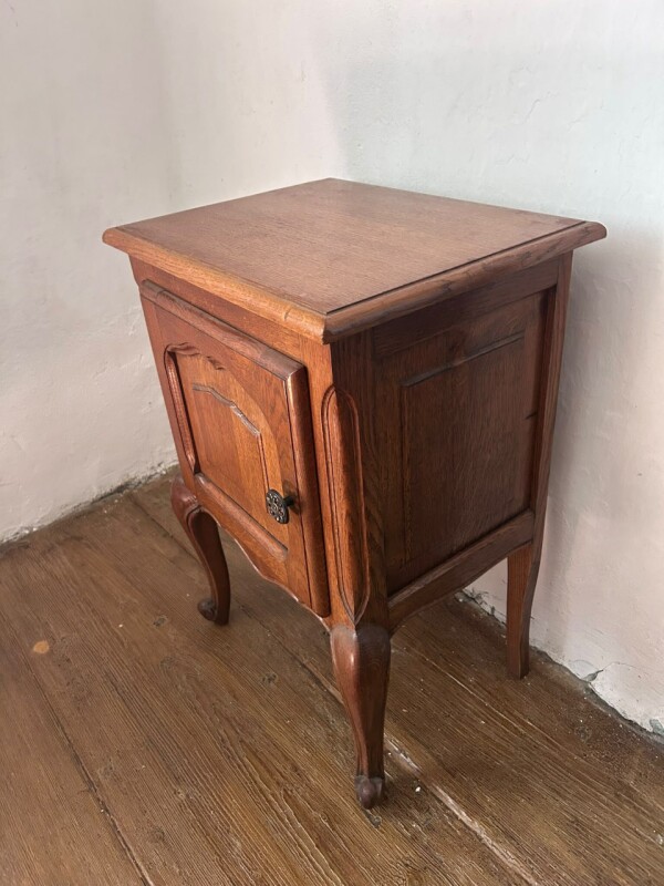 Dubový nočný stolík v štýle Louis XV 